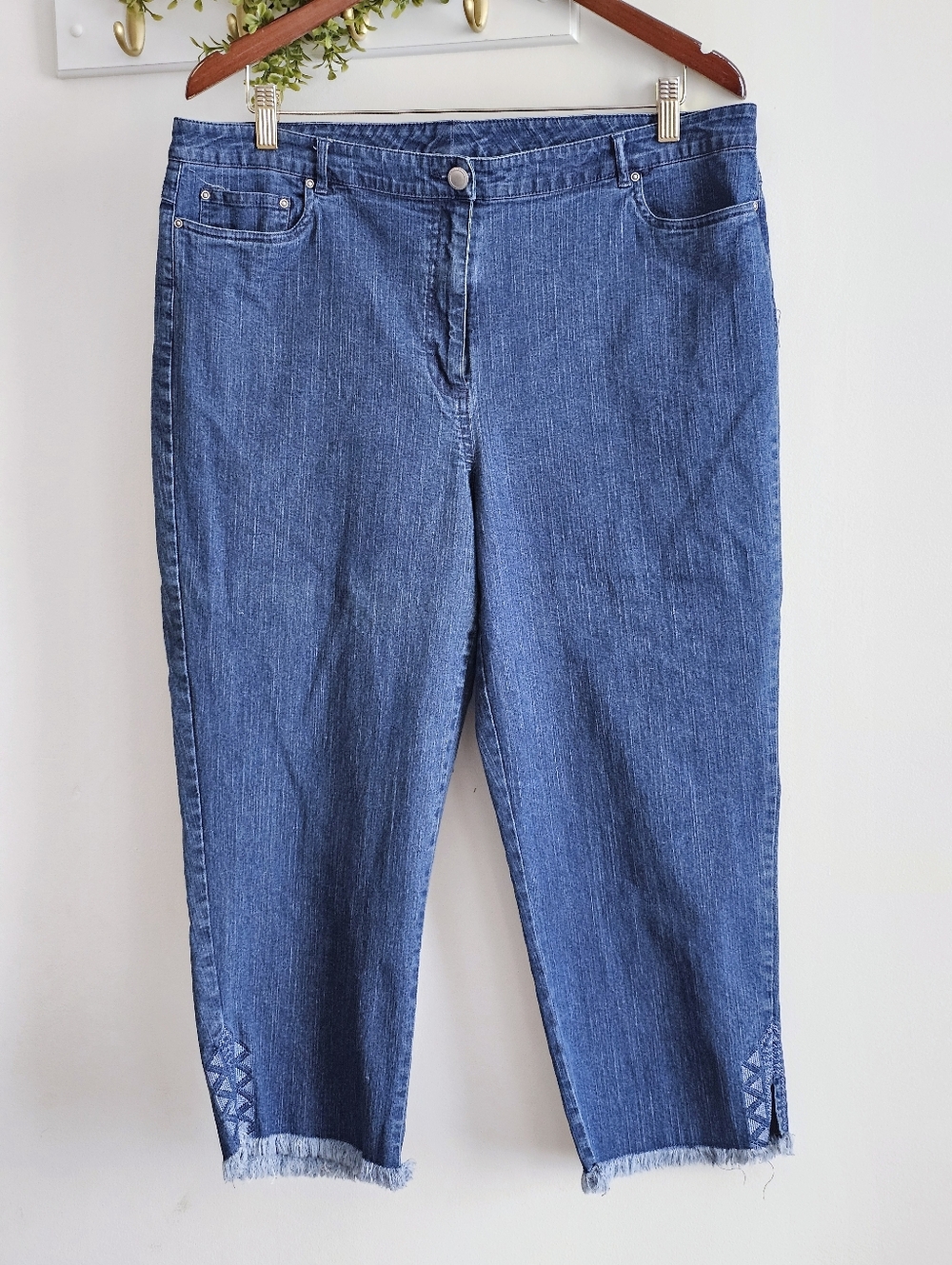 Ruby Rd Denim Capri Jeans Frayed Hem Embroidered Blue Size 16 Stretch